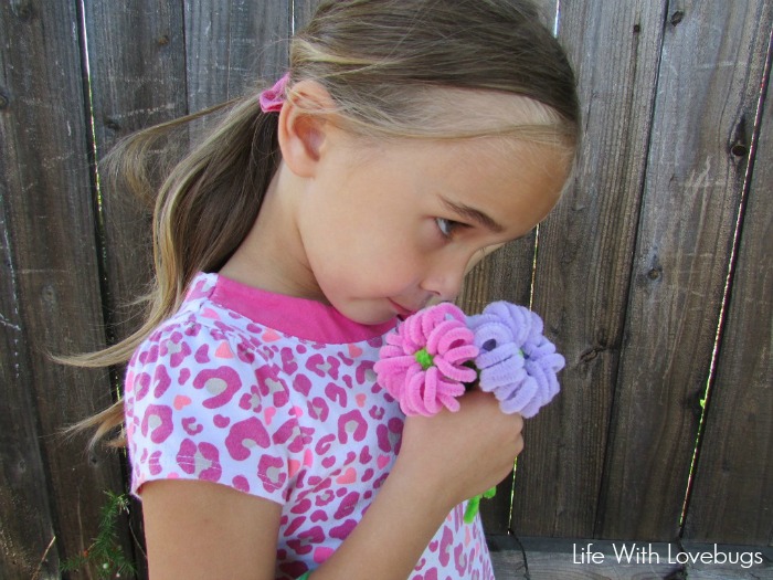 How to make a little pipe cleaner flower 