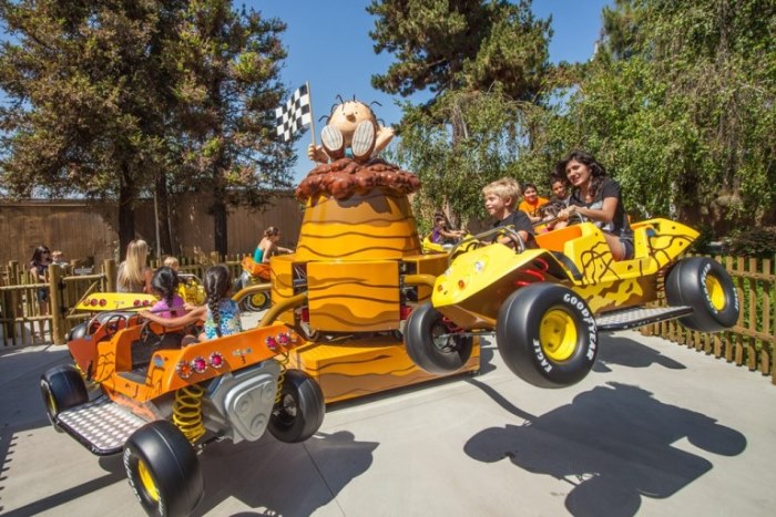 Camp Snoopy Pig Pen's Mud Buggies