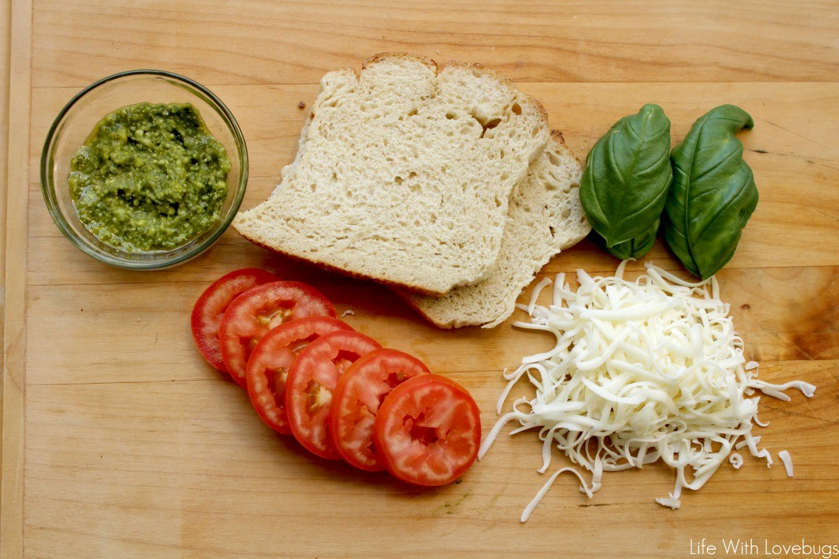 Easy Pesto Pizza Toast 