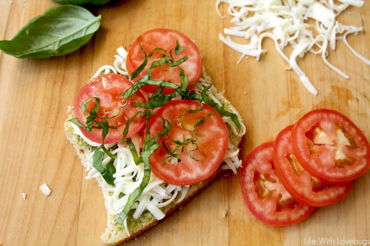 Easy Pesto Pizza Toast 