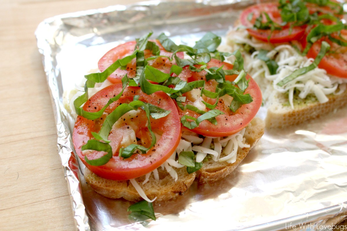 Easy Pesto Pizza Toast 