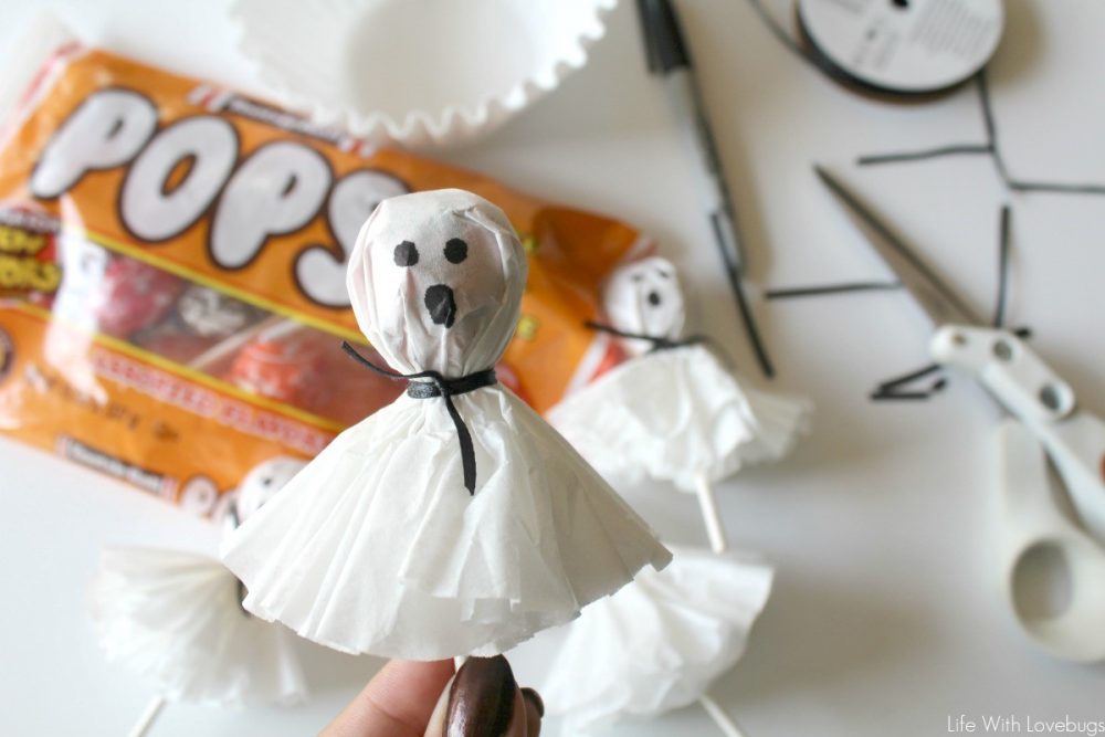 Easy Halloween Craft: Lollipop Ghosts